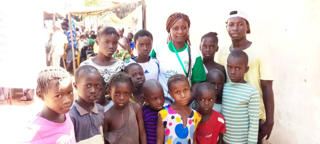 Membre d’APSA entouré d’un groupe d’enfants lors d’une action sociale