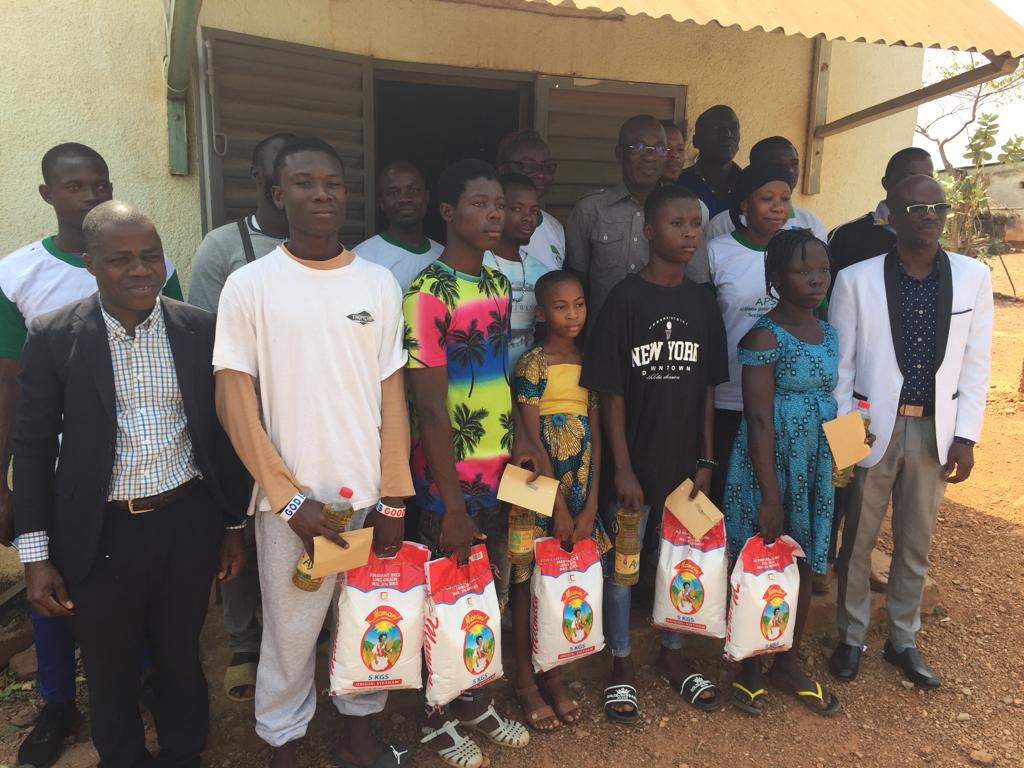 Enfants et équipe APSA lors d’une remise de kits de solidarité en 2022
