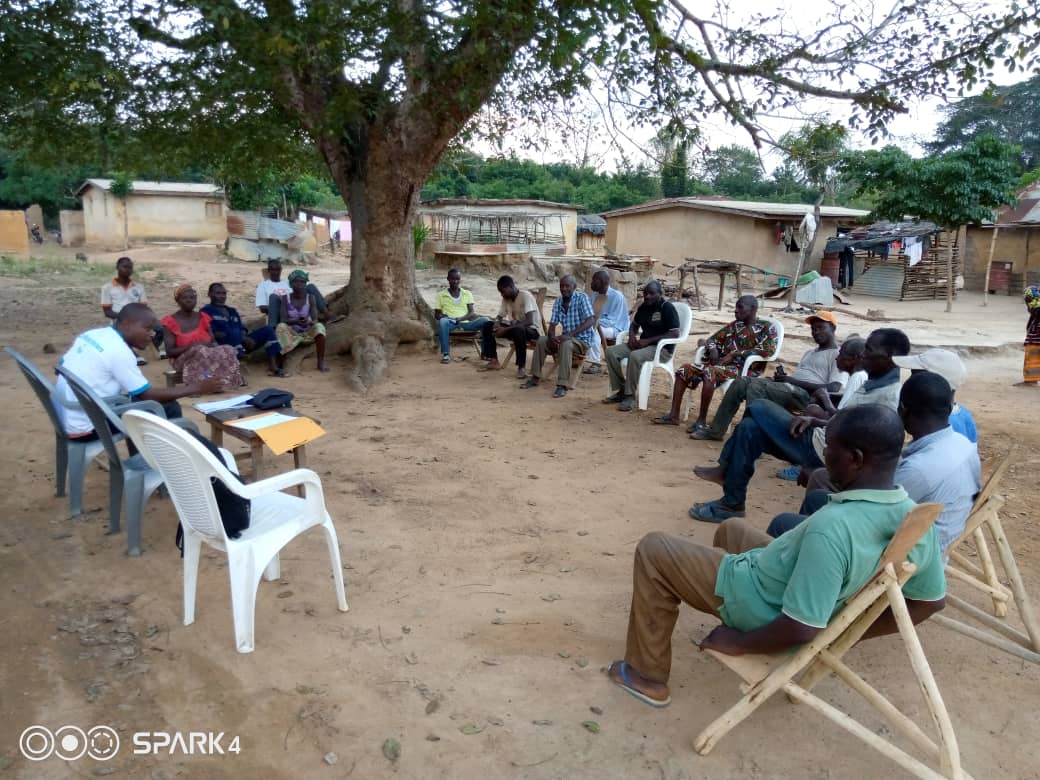 Rencontre d’APSA avec les membres d’une communauté villageoise sous un arbre