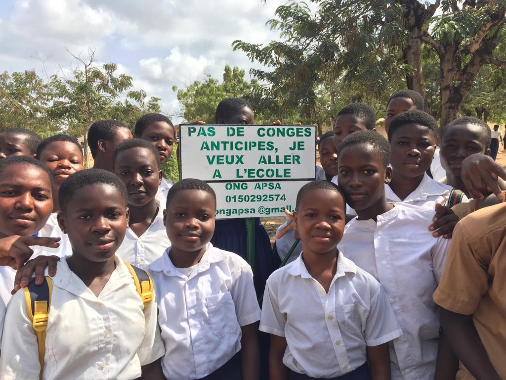 Groupe d’élèves participant à une campagne APSA pour l’assiduité scolaire