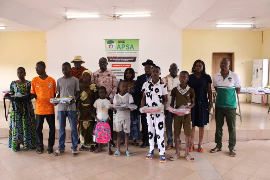 Des bénéficiaires et représentants réunis lors de la cérémonie de remise des kits scolaires à Bocanda