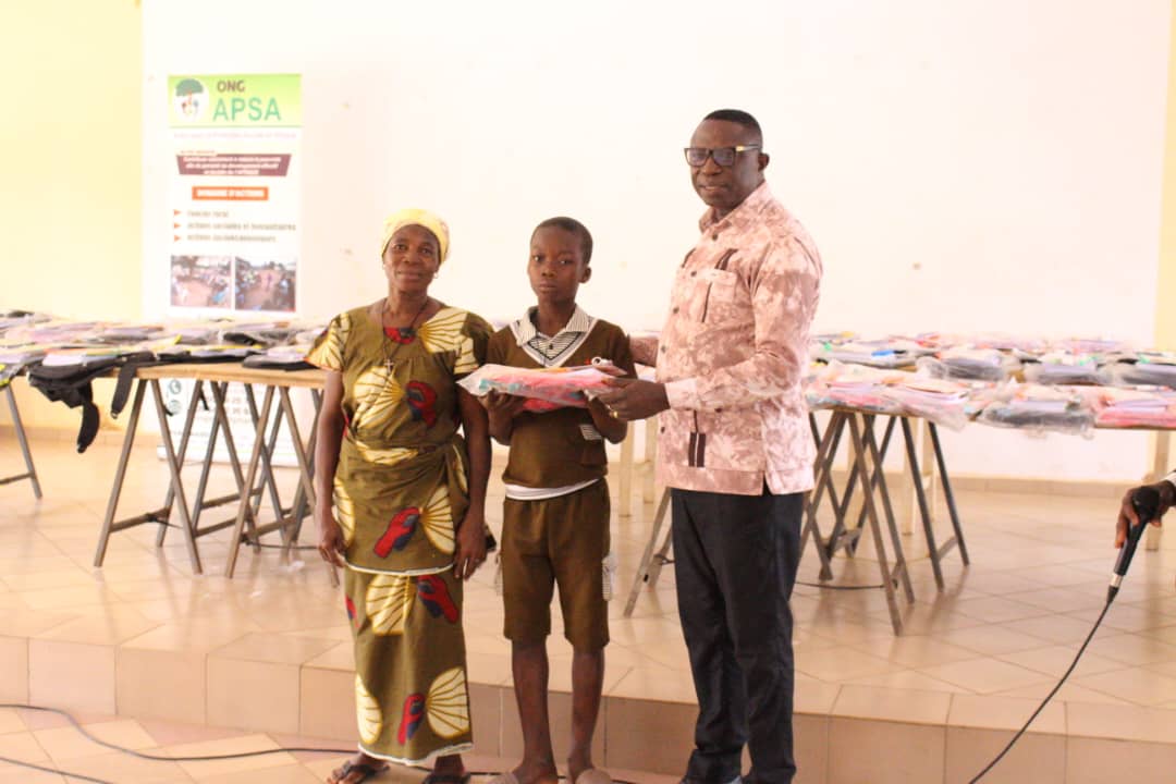 Remise d’un kit scolaire à une bénéficiaire