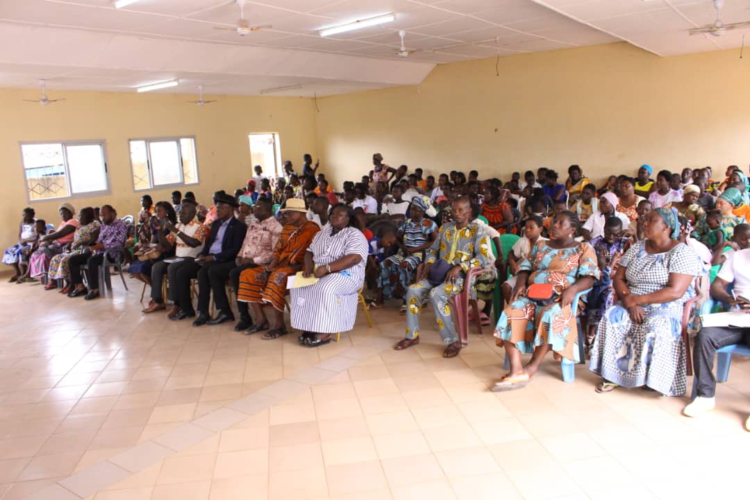 Participants réunis dans la salle de cérémonie