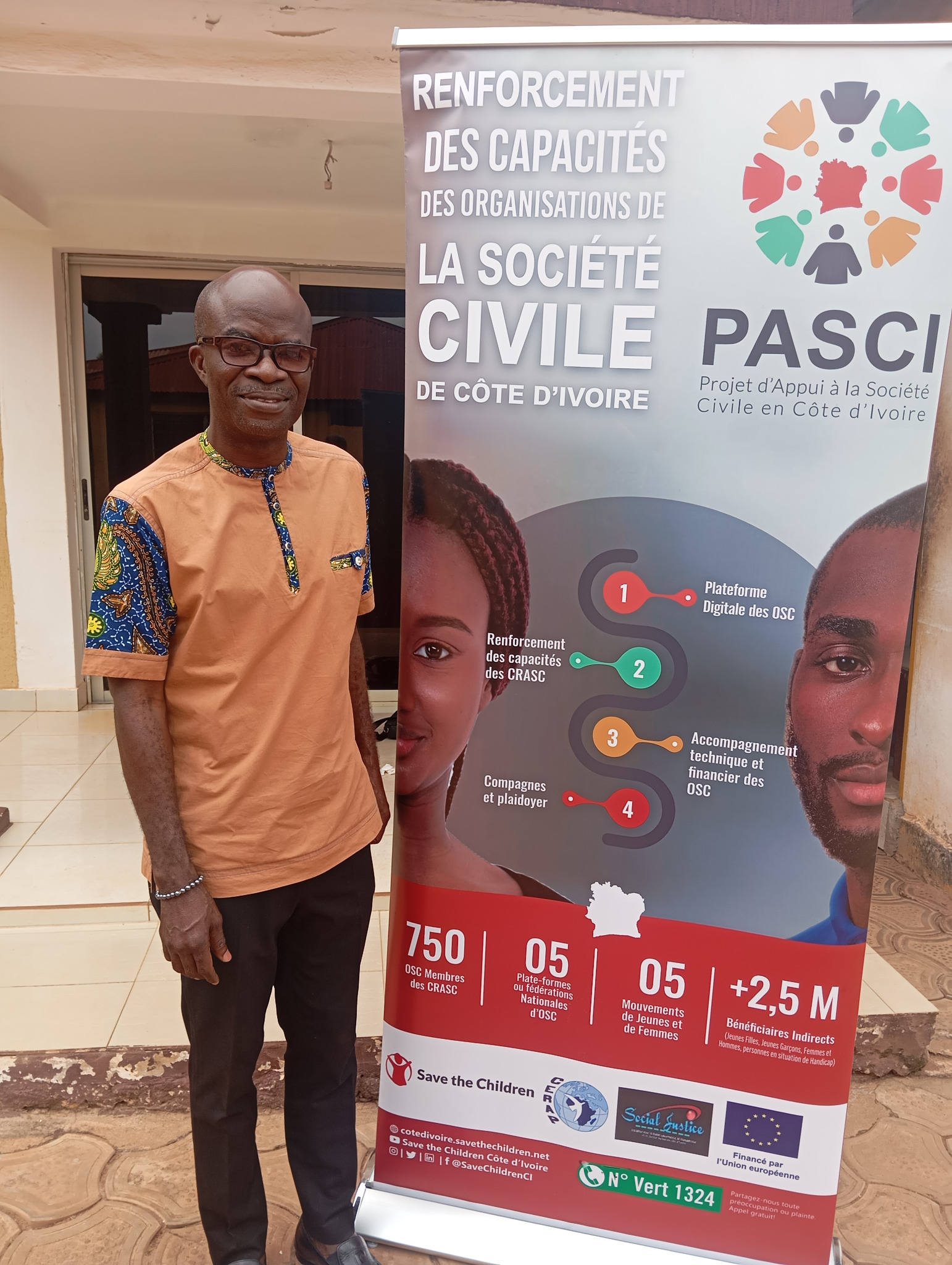 Le Président du Conseil d’Administration d’APSA devant la bannière du PASCI à Bocanda